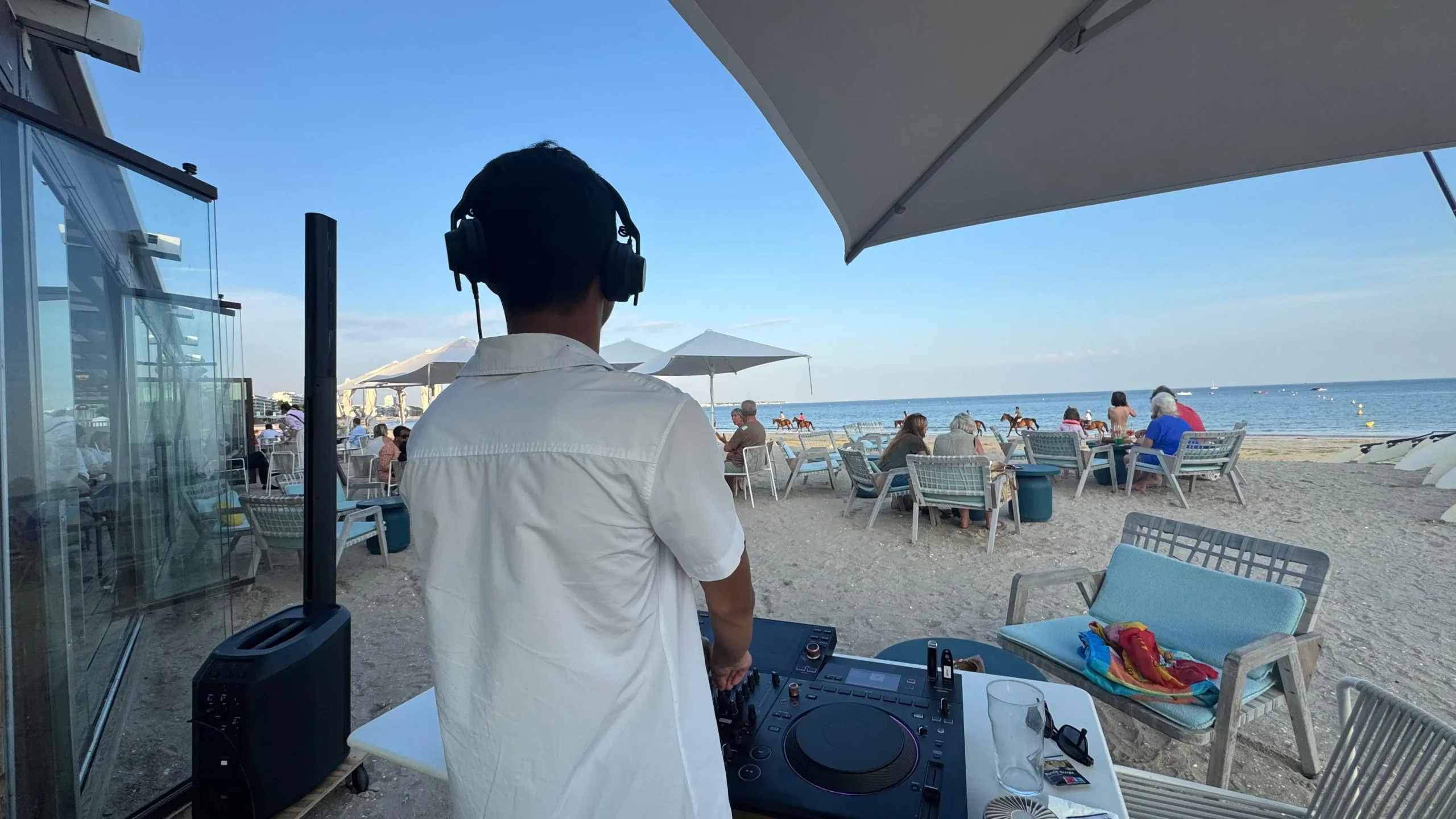 YØUNX mixe au Bar Le ponton à La Baule en juillet et aout 2026