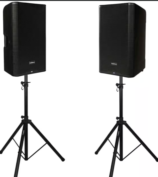 Deux enceintes amplifiées Woodbrass DXPRO15 sur pieds pour sonoriser une soirée